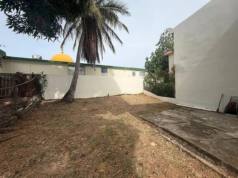 MONTE BRISAS Calle 2 — Photo 16