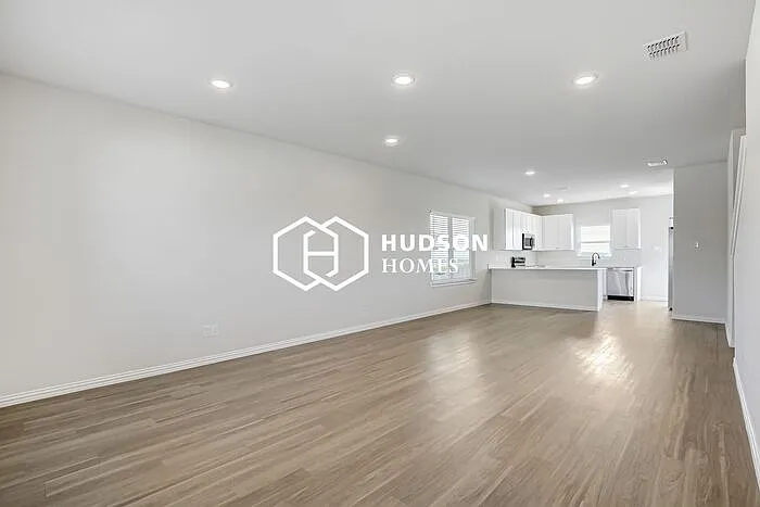 3 bed, 2.5 bath, 1970 sqft, $1,749 — Photo 2