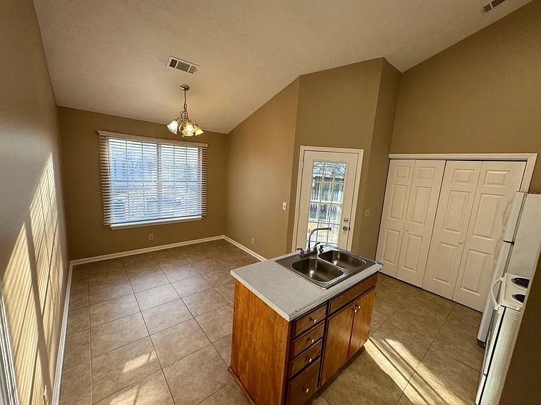 612 N Stonegate Dr — Photo 5