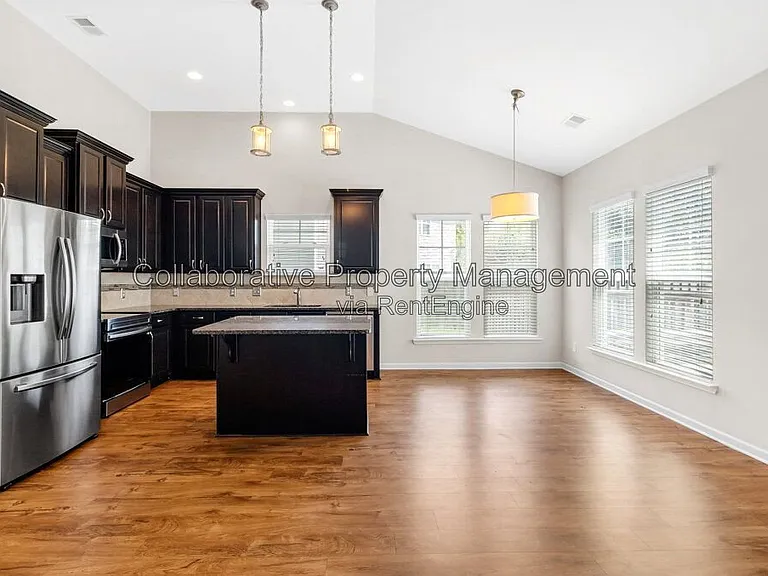 105 Richmond Walk Dr — Photo 2
