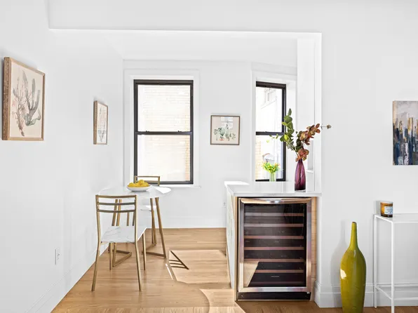 418 Saint John's Place image 4 of 10