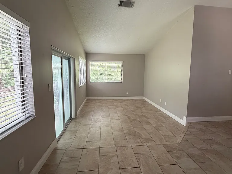 504 Shane Cir — Photo 3
