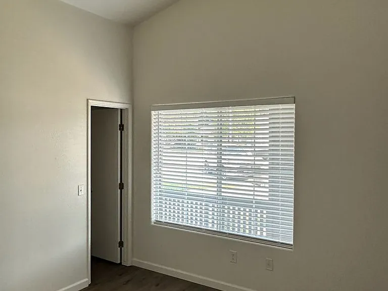 1404 Bradley Ct — Photo 12