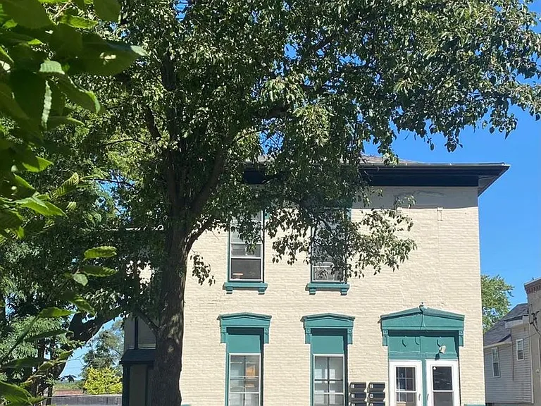 1214 Columbia St — Photo 2