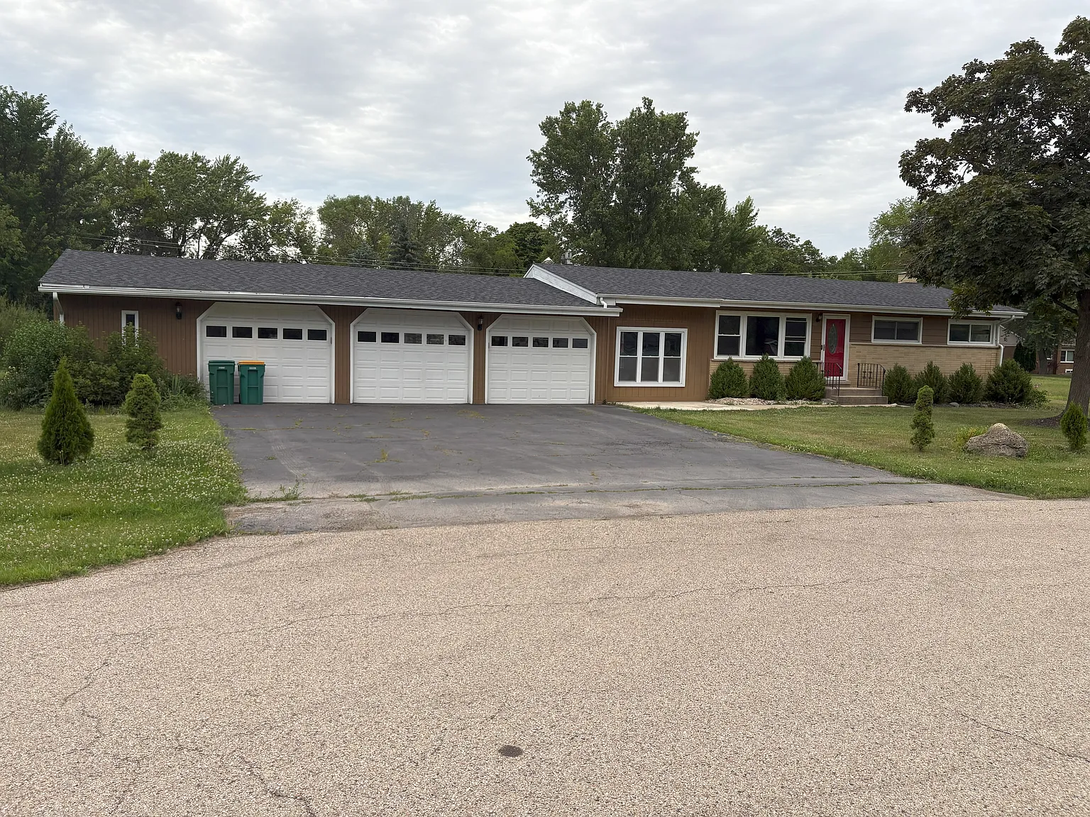 5 bed, 2372 sqft, $3,350 — Photo 2