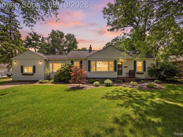 4401 Louella Dr, Waterford, MI 48329