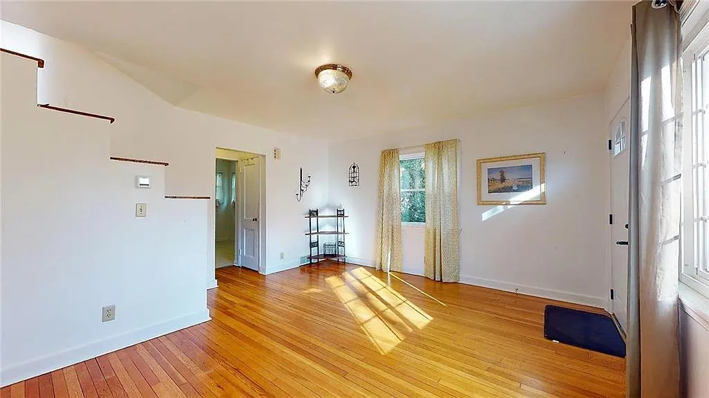 3 bed, 1125 sqft, $2,300 — Photo 2