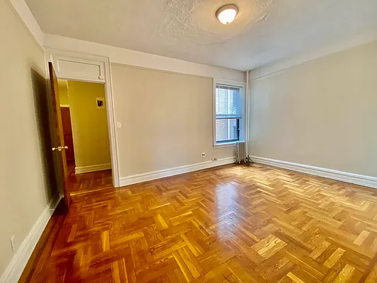 Rented by Zikos Realty Services | media 3