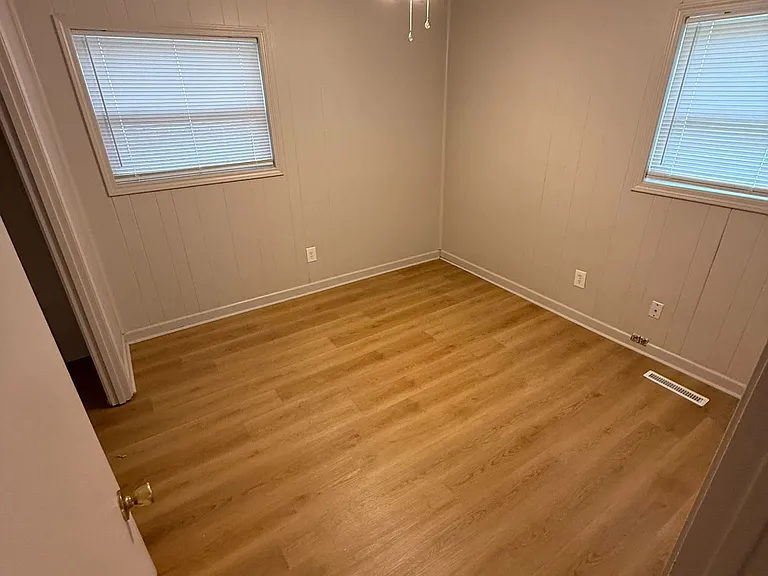 1404 Larsen Ln — Photo 10