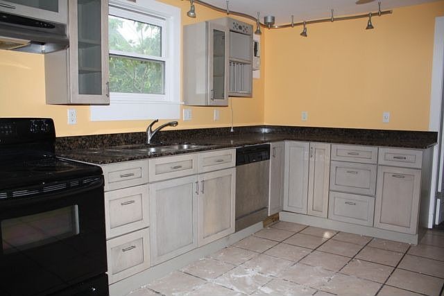 2nd image of 1012 Varela St