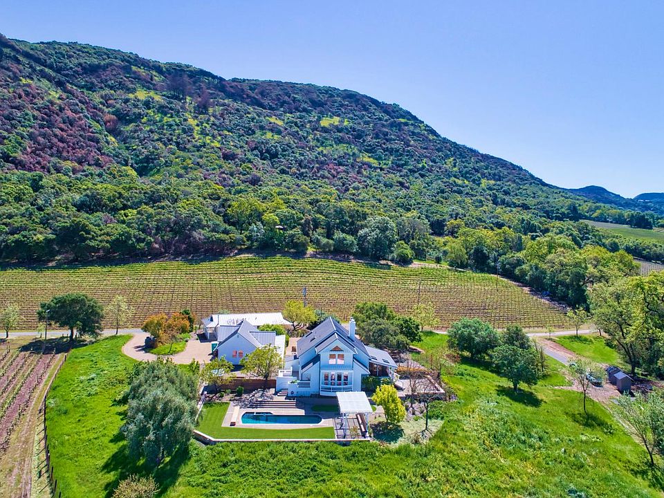 Ideal wine country setting. Private and gated yet minutes fr