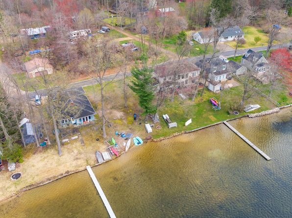 37842 Lake Shore Dr, Paw Paw, MI 49079