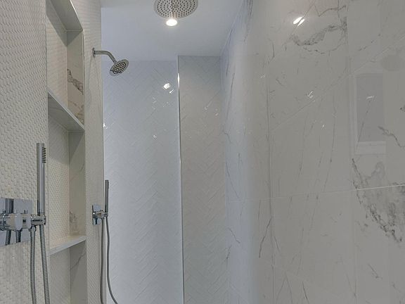 4th image of 1542 N Hudson Ave #1