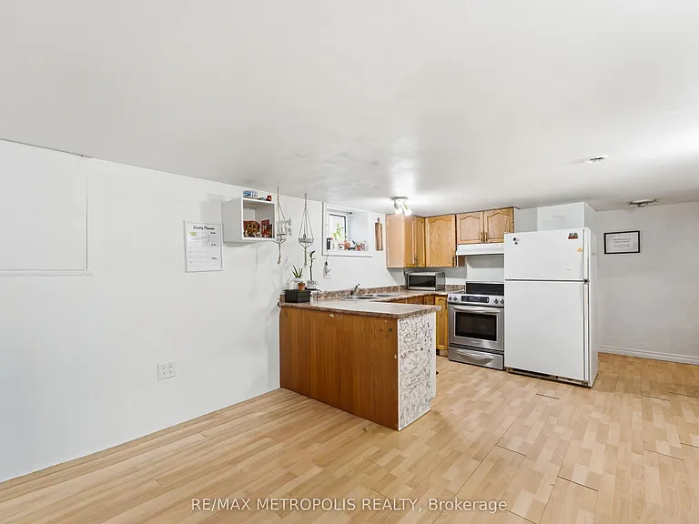 312 Palmerston Ave #BASEMENT — Photo 1
