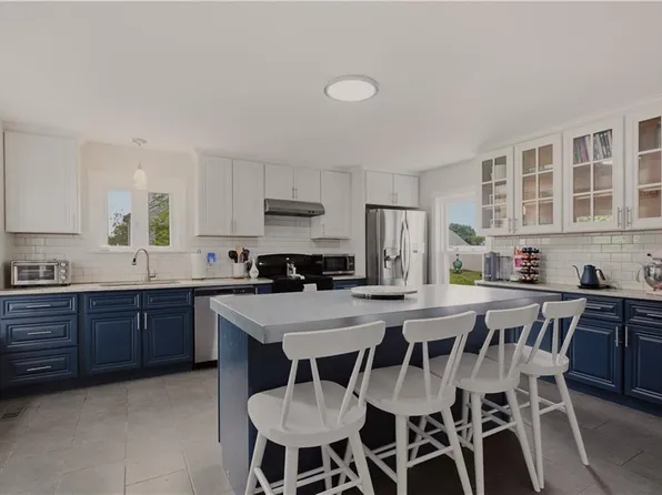 226 Turnpike Ave, Portsmouth, RI 02871