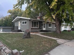 803 N 24th St, Grand Forks, ND 58201