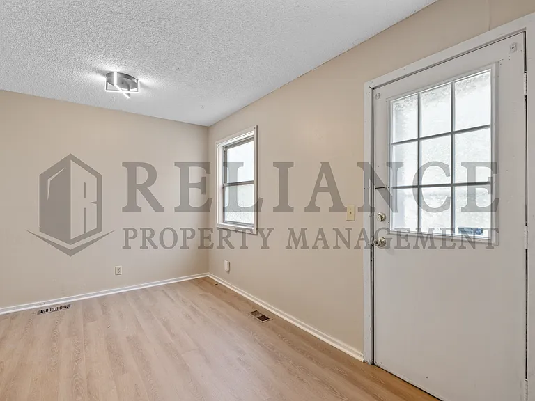 445 N Richmond Ave — Photo 12