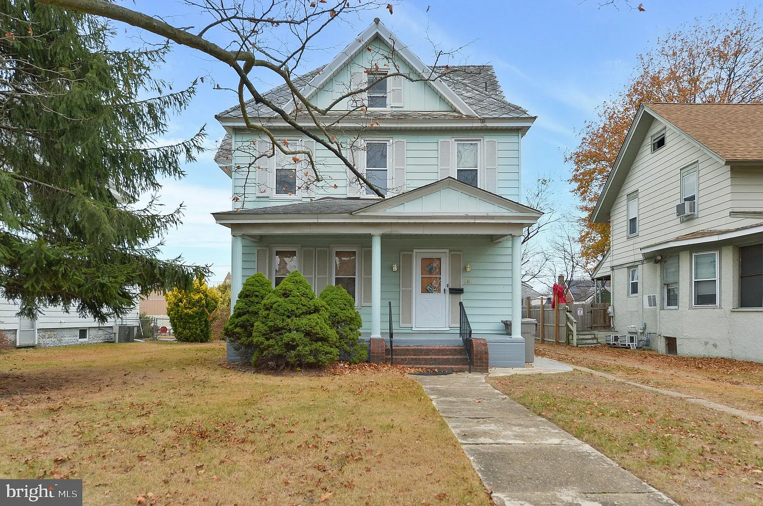 564 Beacon Ave photo 1