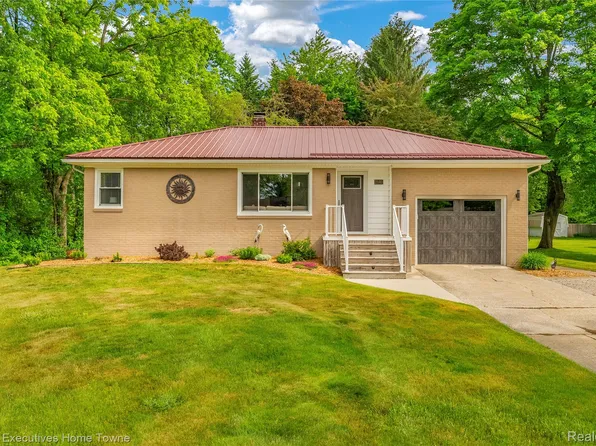 2640 Huckleberry Ln, Port Huron, MI 48060