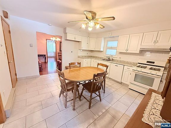 5th image of 54 Spring St