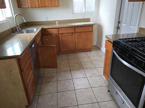 3rd image of 1032 Tyler St