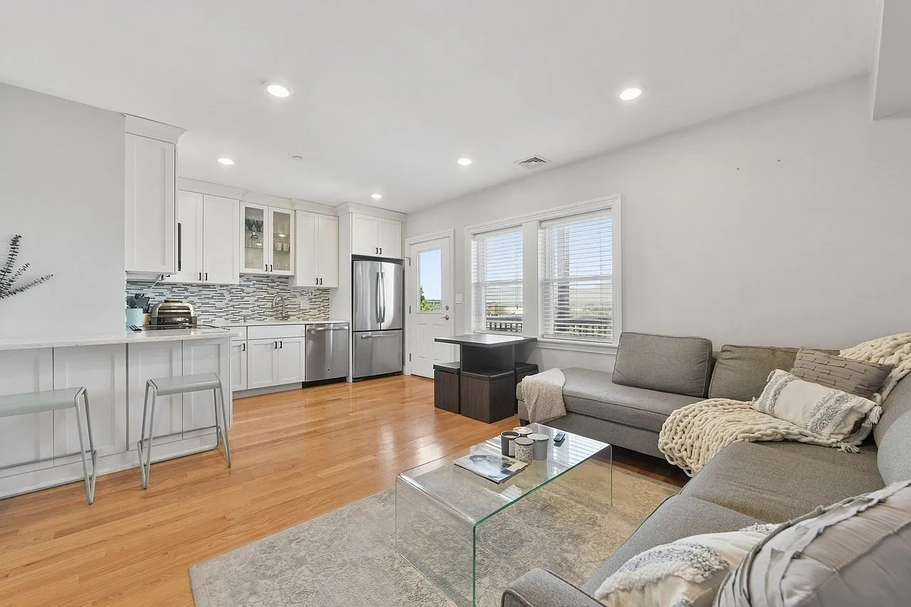 2 bed, 1.0 bath, 726 sqft, $2,900 — Photo 1