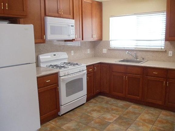 3rd image of 3014 Coventry Dr