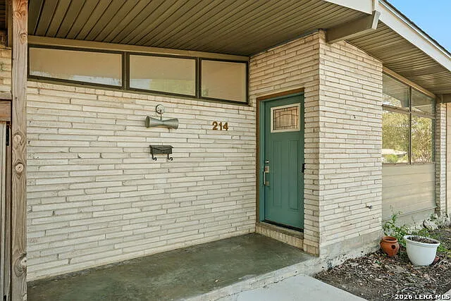 4 bed, 2.0 bath, 1750 sqft, $2,300 — Photo 3