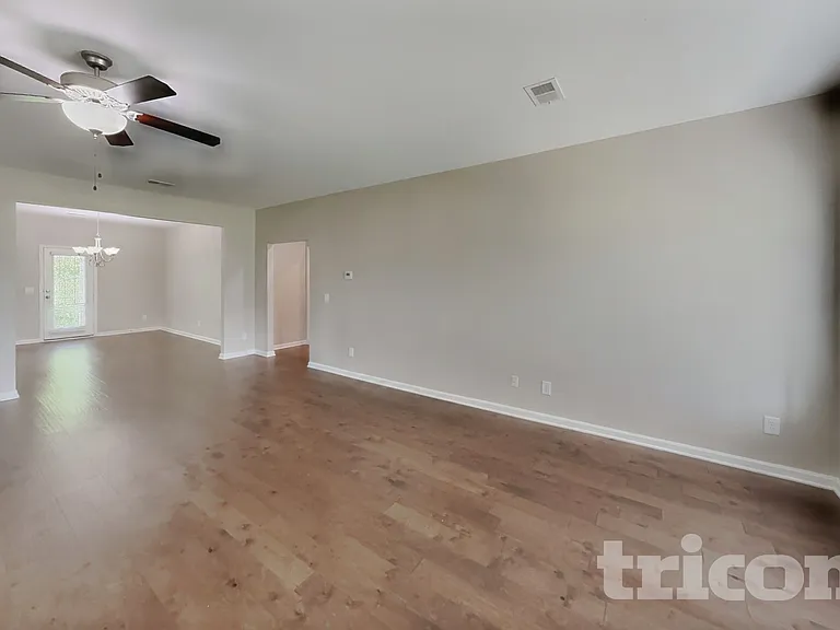 925 Beverly Ct — Photo 3