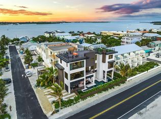 101 7th St S, Bradenton Beach, FL 34217