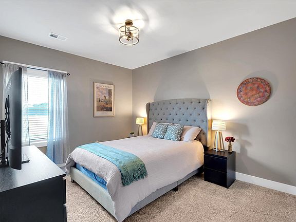 4th image of 6 Roderick Ln
