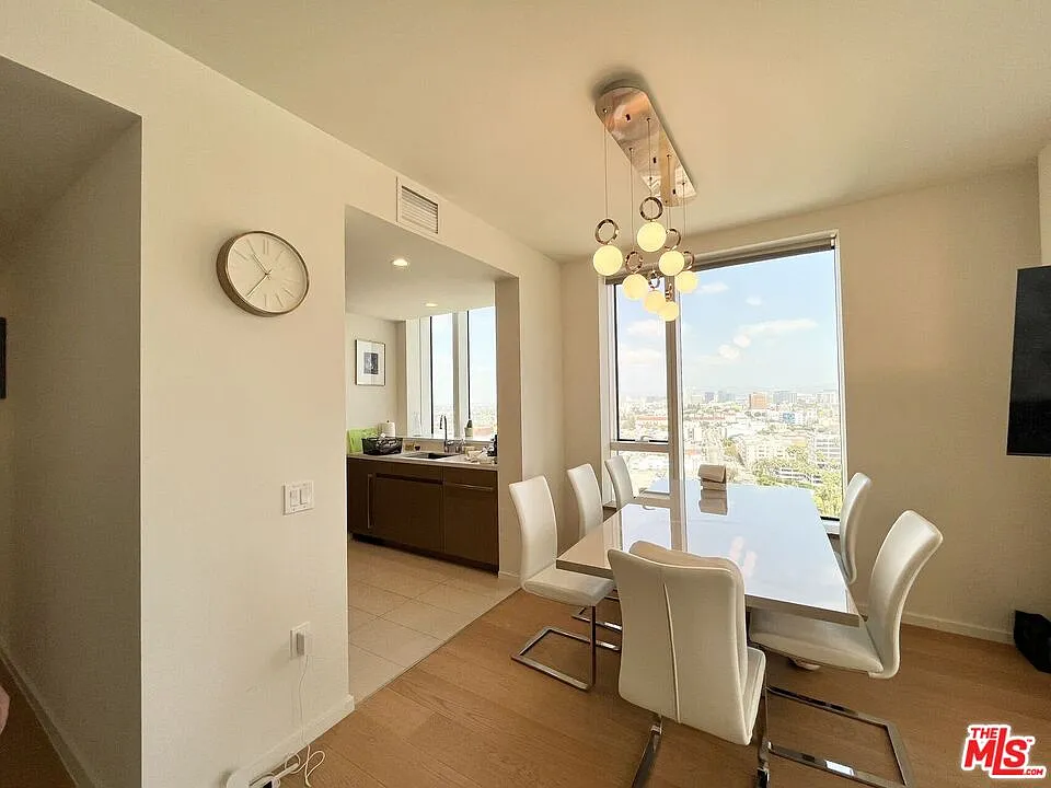 2 bed, 2.0 bath, 1365 sqft, $4,900 — Photo 2