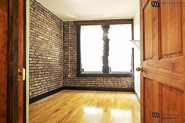 2nd image of 189 Stanhope St #2RR