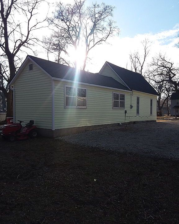 2nd image of 609 N Sycamore St