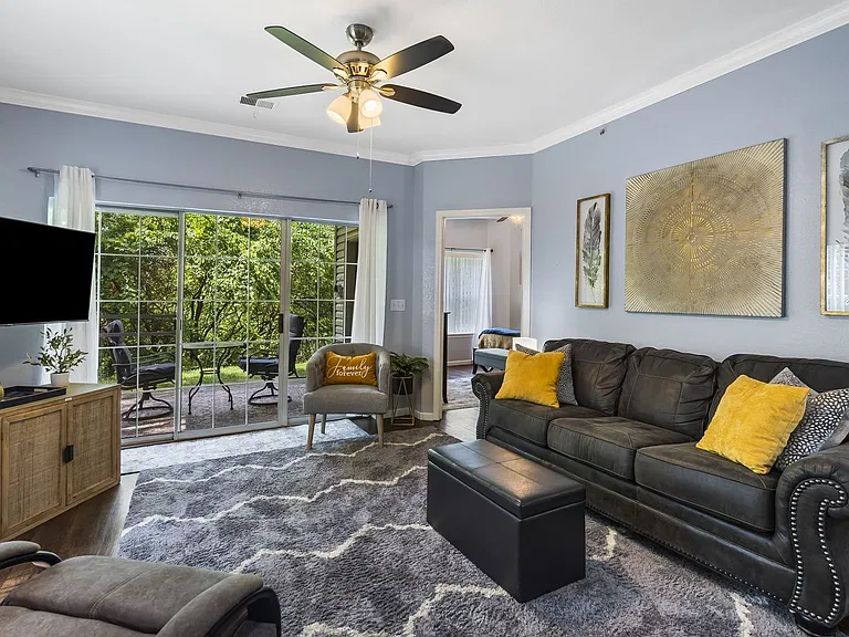 813 Holiday Rdg #H1 — Photo 16