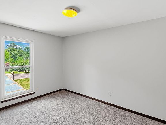 5th image of 2408 Sunrise Dr