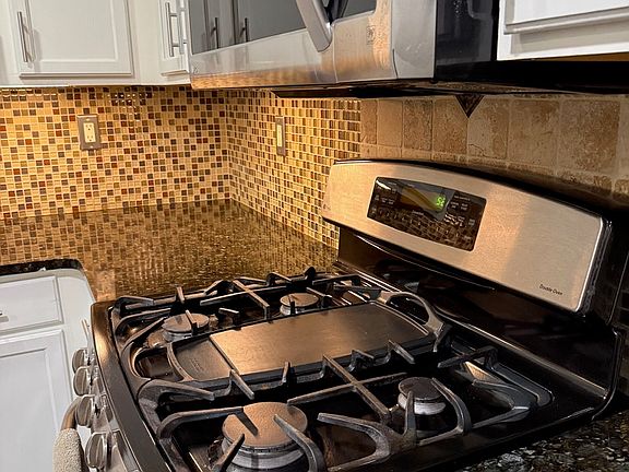 5th image of 481 Stoneglen St
