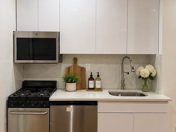 3rd image of 112 W 73rd St #3