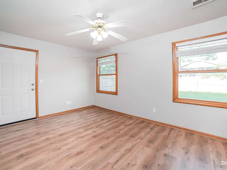 805 SW Harvest Dr — Photo 8