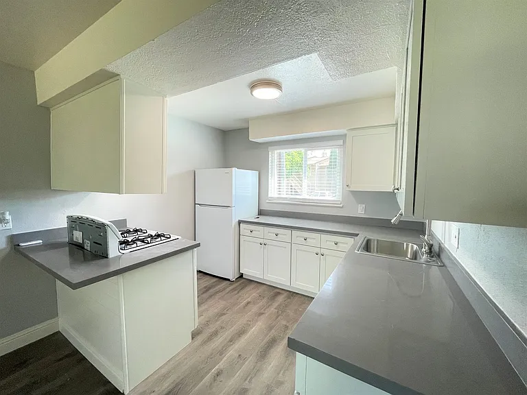 Courtside Apartments — Photo 1