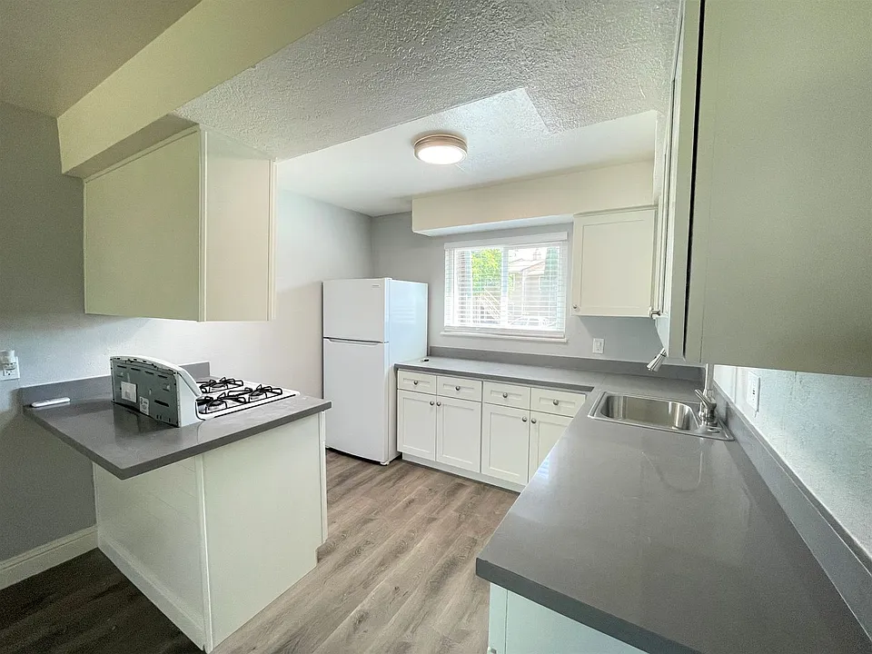 Courtside Apartments