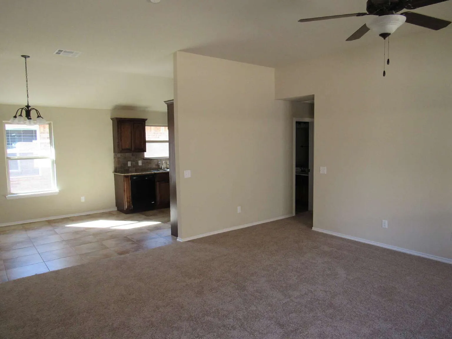 3 bed, 2.0 bath, 1319 sqft, $1,545 — Photo 2