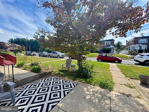 3rd image of 827 Hampshire Rd