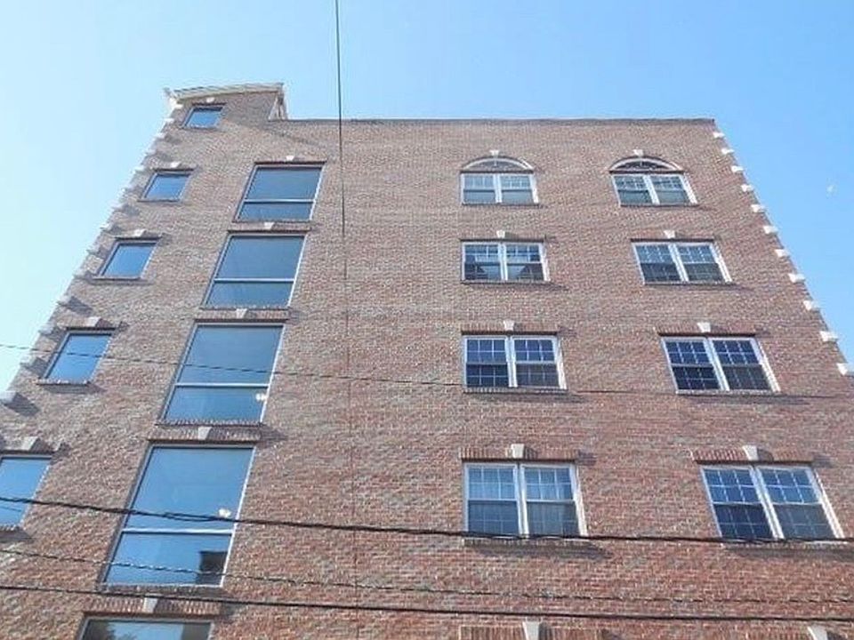 1st image of 413 9th St APT 305