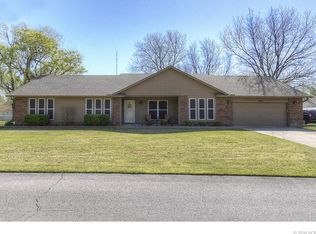 9823 S Rosewood Dr, Broken Arrow, OK 74014