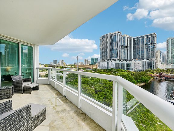 3rd image of 401 SW 4TH Avenue #1003