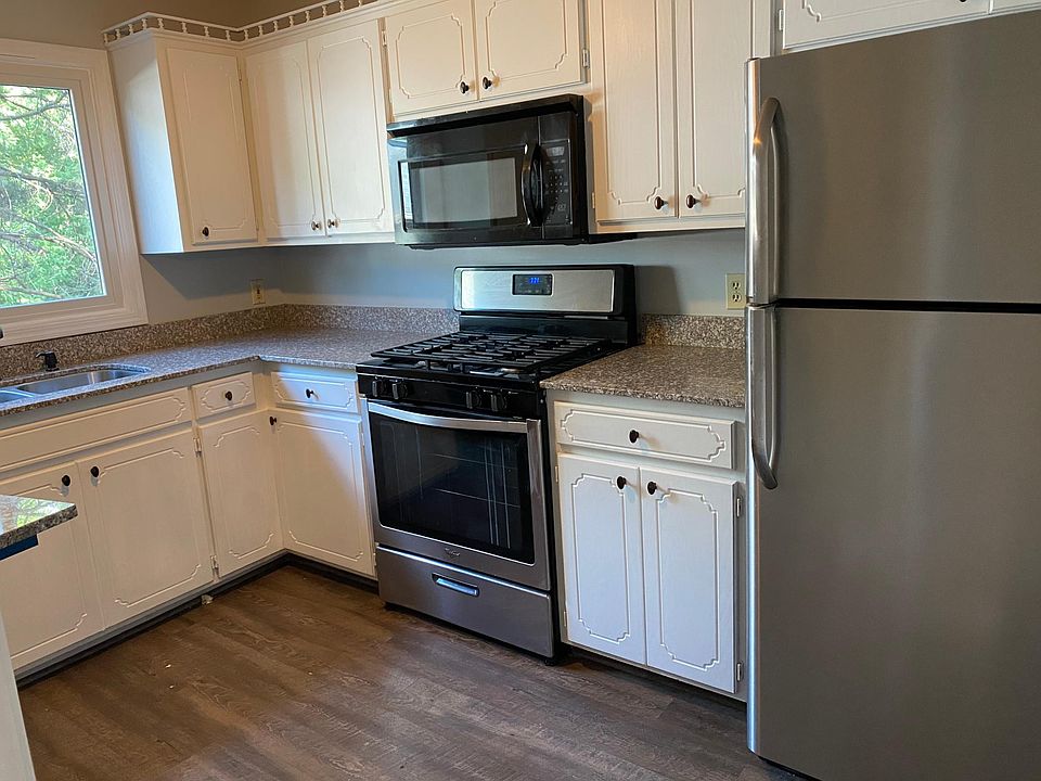 1st image of 610 Oak Park Ln #610