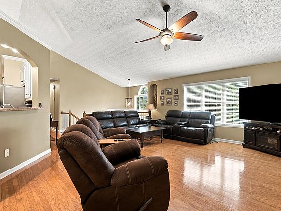 5th image of 388 Kerry Dr