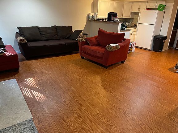 4th image of 301 Kingscote Ln