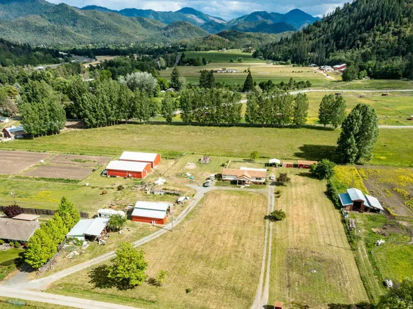 4997 Rogue River Hwy, Gold Hill, OR 97525